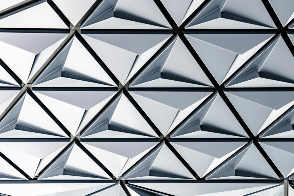 Ostseestaal - Futuristische Architektur Photo by Scott Webb, Futuristic silver geometric pattern on a modern building in Toronto.